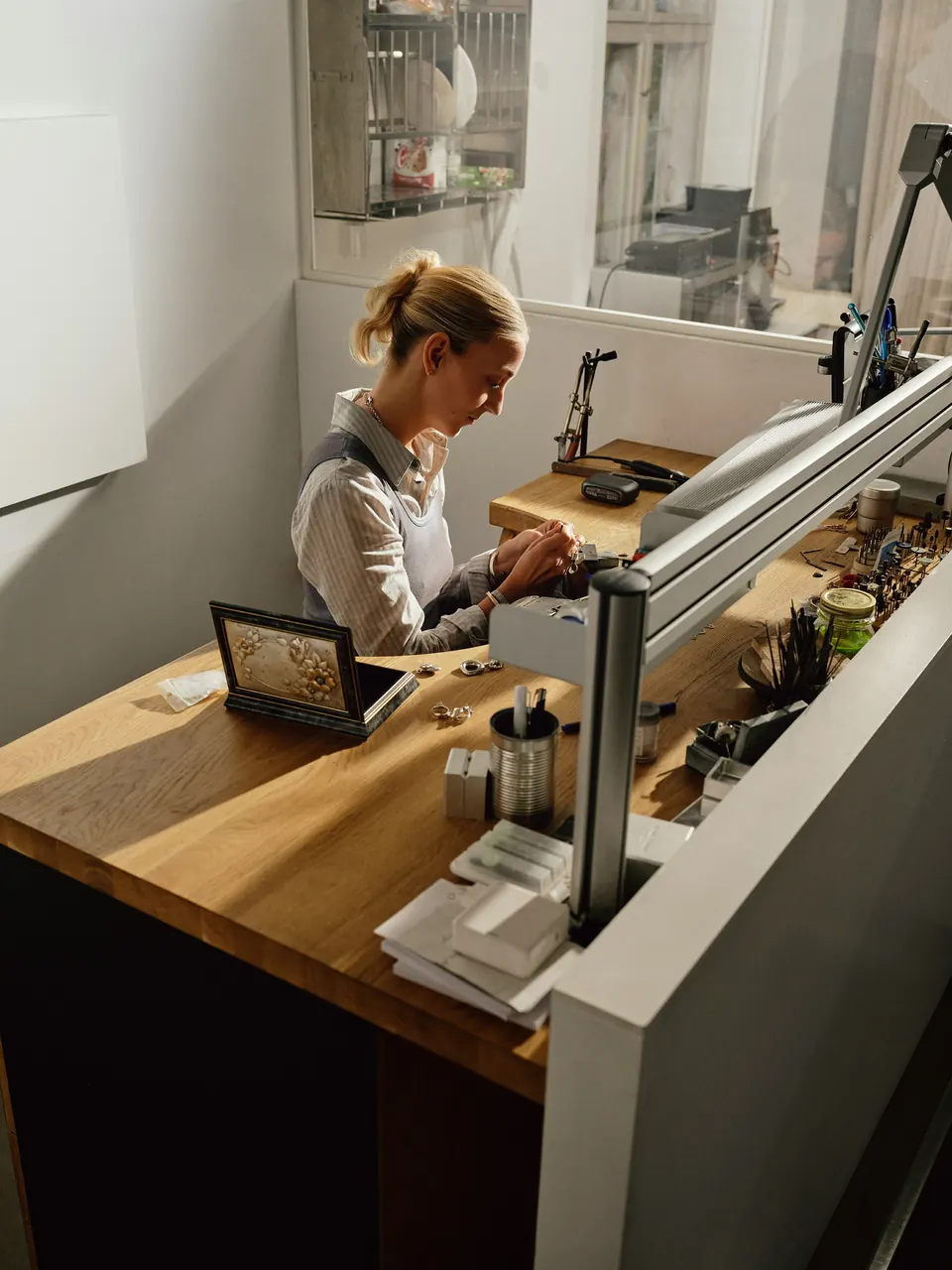 Juwelenontwerpster aan het werk in haar atelier
